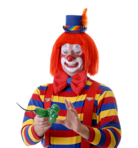 Ballonkunstner vs. ballonklovn: Hvad er forskellen – og hvad passer til jeres publikum?