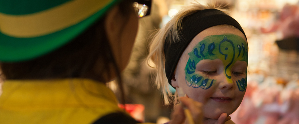 Ansigtsmaler pris: Hvad koster ansigtsmaling til dit arrangement?